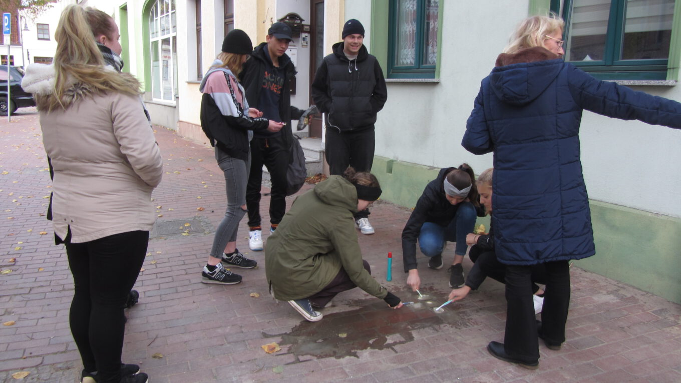 Schüler beim Putzen der Stolpersteine