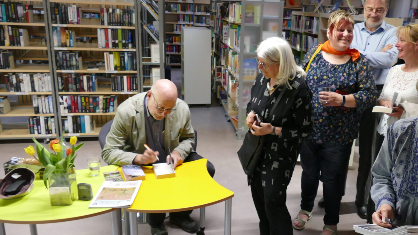 Frank Goyke beim Signieren